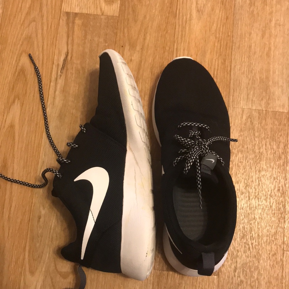 Black and white roshe 1